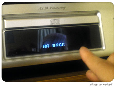 20080525-夫さんにDENONのCDプレーヤーの使い方を伝授される。