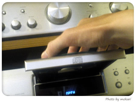20080525-夫さんにDENONのCDプレーヤーの使い方を伝授される。