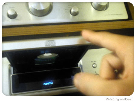 20080525-夫さんにDENONのCDプレーヤーの使い方を伝授される。