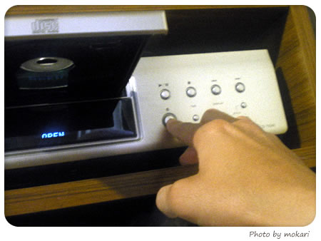 20080525-夫さんにDENONのCDプレーヤーの使い方を伝授される。