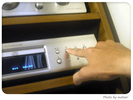 20080525-夫さんにDENONのCDプレーヤーの使い方を伝授される。