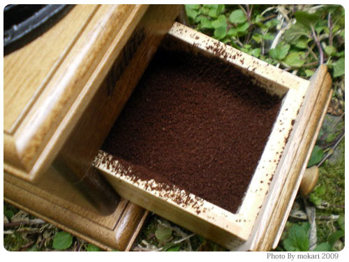 20090329-4　屋外で湯作りそして珈琲豆を手挽き